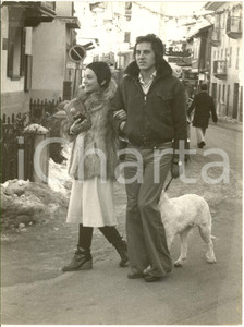 1975 ca COURMAYEUR I RICCHI E POVERI Angela BRAMBATI Marcello BROCHEREL (4) Foto Fotografia d'epoca. CONDIZIONI: GFORMATO: 18x24 cm    originale e autentica 0