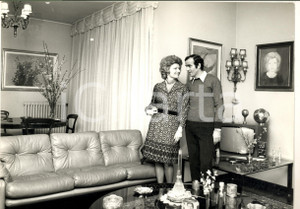 1970 ca CALCIO MILAN Mario CORSO in casa con la moglie Enrica (2) Foto 30x24 cm 
