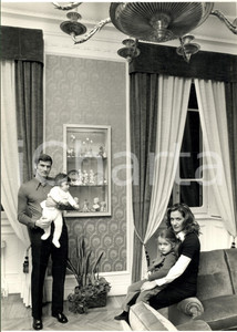 1975 ca MILANO Giacinto FACCHETTI a casa con la moglie e i figli (5) Foto 20x30