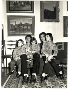 1971 CALCIO JUVENTUS Sandro SALVADORE in casa con la famiglia (1) Foto 18x24 cm Fotografia di agenzia. CONDIZIONI: G FORMATO: 18x24 cm    originale e autentica 1