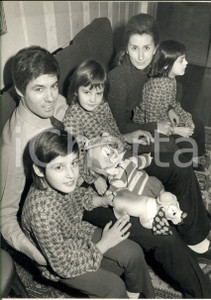 Fotografia d epoca originale 1971 CALCIO JUVENTUS Sandro SALVADORE in casa con la famiglia 2 Foto 30x40 1