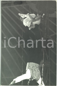 1970 ca ITALIA CIRCO MEDRANO Numero al trapezio con bambina (2) Foto 30x20 cm Fotografia d'epoca. CONDIZIONI: FAIR (bassa qualit&agrave; di stampa)FORMATO: 20x30 cm    originale e autentica 1