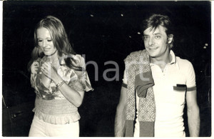 Fotografia d epoca originale 1970 ca COSTUME ITALIA Giancarlo GIANNINI a una serata con amici 3 Foto 30x20 1