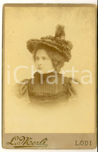 Fotografia d epoca originale 1910 ca LODI Ritratto di donna con cappello di piume  Foto L. MERLI 10x16 cm 1