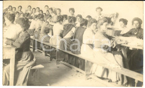 Fotografia d epoca originale 1910 ca COSTUME ITALIA Donne lavorano bozzoli da seta  Foto cartolina RARA 1