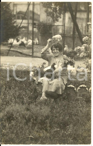 1920 ca COSTUME ITALIA Ritratto di donna in un pollaio *Foto cartolina CURIOSA