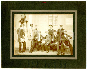 1920 ca UNIVERSITA' PAVIA Ritratto di gruppo con Attilio SPIZZI e cane - Foto  Rara fotografia d'epoca, montata su cartoncino rigido, che ritrae un docente con un gruppo di assistenti (o personale dell'Universit&agrave;), i cui nomi sono stati apposti a matita al margine inferiore della fotografia e del cartoncino. Si riconoscono: Attilio Spizzi, De Leo, Imparato, De Micheli, Servetti, Bernucci, Gottardi, Grilli e Sabbatini.Cordino originale al lato superiore per l'affissione.CONDIZIONI: GFORMATO: 22x18 cm    originale e autentica 1