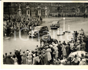 1953 LONDON Crowds watch the Queen leaving the Palace by car - Photo 20x15 cm Fotografia d'epoca, con didascalia coeva al verso.  CONDIZIONI: G CONDIZIONI: 20x15 cm    originale e autentica 1