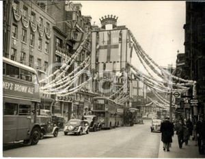 1953 LONDON Fleet Street - Decorations for Coronation Day *Photo 20x15 cm Fotografia d'epoca, con didascalia coeva al verso. CONDIZIONI: GFORMATO: 20x15 cm    originale e autentica 1