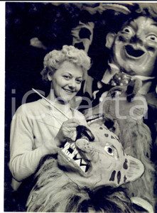 1954 BRIGHTON Jeanne CRAIG making faces in her workshop *Photo 15x20 cm Fotografia d'epoca con didascalia coeva al verso.  CONDIZIONI: GFORMATO: 15x20 cm     originale e autentica 1