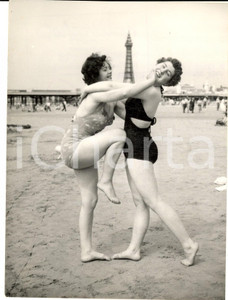 1954 BLACKPOOL Margaret HANDS Joan ALLSOPP in a life guards demonstration *Photo Fotografia d'epoca con didascalia coeva al verso.  CONDIZIONI: GFORMATO: 15x20 cm     originale e autentica 1