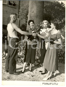1953 BORDIGHERA Scuola di Bel Canto - Allieve ricevono omaggio floreale *Foto Fotografia d'epoca con didascalia coeva.  CONDIZIONI: G FORMATO: 18x24 cm     originale e autentica 1