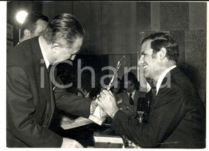1970 MILANO Giuseppe PELLA consegna a Enrico LEGLER il "Premio QualitÃ " *Foto Fotografia d'epoca con didascalia coeva.  CONDIZIONI: G (ma lievi piegature)FORMATO:  18x13 cm    originale e autentica 1