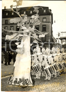 1954 BASLER FASTNACHT Der Tambourmajor als Baum *Photo 13x18 cm Fotografia d'epoca con didascalia coeva al verso.  CONDIZIONI: FAIR (piccoli aloni diffusi)FORMATO: 13x18 cm     originale e autentica 1