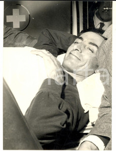 1957 MILANO Fausto COPPI ingessato dopo la caduta a Sassari - Foto 13x18 cm Fotografia d'epoca con didascalia coeva al verso. CONDIZIONI: GFORMATO: 13x18 cm     originale e autentica 1