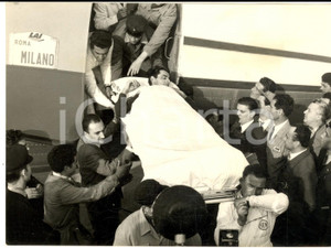 1957 MILANO Fausto COPPI arriva in barella dopo la caduta a Sassari ^Foto 18x13 Fotografia d'epoca con didascalia coeva al verso. CONDIZIONI: G      originale e autentica 1