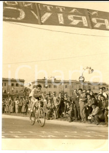 1954 CICLISMO GIRO DELLA CAMPANIA Vincitore Fausto COPPI all'arrivo - Foto 13x18 Fotografia d'epoca con didascalia coeva al verso. CONDIZIONI: GFORMATO: 13x18 cm   originale e autentica 1