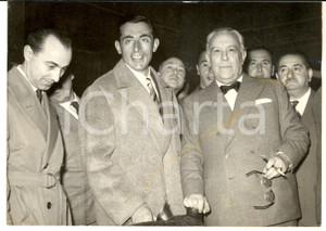 1958 ROMA GIORNALE D'ITALIA Fausto COPPI alla punzonatura Giro di Sardegna *Foto Fotografia d'epoca con didascalia coeva al verso. CONDIZIONI: G (ma lieve alone)      originale e autentica 1