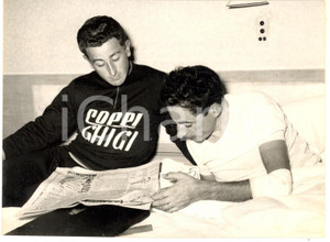 1958 MILANO CICLISMO Gli squalificati Fausto COPPI e Willy VANNITSEN Foto 13x18 Fotografia d'epoca con didascalia coeva al verso. CONDIZIONI: G (ma lieve piegatura centrale)FORMATO: 18x13 cm     originale e autentica 1