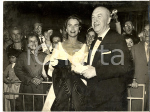 1959 VENEZIA Mostra Cinema - Otto PREMINGER Lee REMICK per "Anatomy of a Murder" Fotografia d'epoca con didascalia coeva al verso.  CONDIZIONI: POOR (alone e tracce di polvere in superficie) FORMATO: 24x18 cm    originale e autentica 1