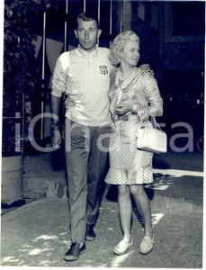 1966 PARMA CICLISMO Jacques ANQUETIL a passeggio con la moglie *Foto 24x18 cm Fotografia d'epoca con didascalia coeva al verso.  CONDIZIONI: G FORMATO: 24x18 cm    originale e autentica 1