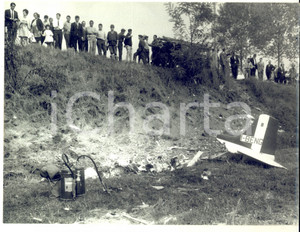 1960 ca MELEGNANO Aereo da turismo precipitato presso l'autostrada *Foto 24x18 Fotografia d'epoca, con didascalia coeva al verso.  CONDIZIONI: G     originale e autentica 1