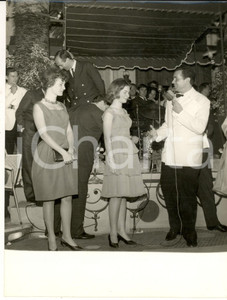 1963 PREMIO SPOTORNO per la TV - La cerimonia - Fotografia 18x24 cm Fotografia d'epoca, con didascalia coeva al verso.  CONDIZIONI: FAIR (graffi superficiali diffusi) FORMATO:  18x24 cm    originale e autentica 1