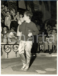 1963 PREMIO SPOTORNO Esibizione di Rita PAVONE - Fotografia 18x24 cm Fotografia d'epoca, con didascalia coeva al verso.  CONDIZIONI: FAIR (rigature diffuse) FORMATO:  18x24 cm    originale e autentica 1