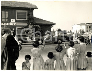1965 CANTAGIRO SANT'AGATA BOLOGNESE Passaggio dei cantanti - Foto 24x18 Fotografia d'epoca, con didascalia coeva al verso.  CONDIZIONI: G     originale e autentica 1