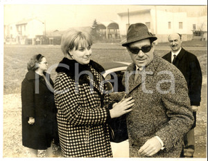 1965 MILANO Ugo TOGNAZZI sul set di "Una moglie americana" - Foto 24x18 Fotografia d'epoca, con didascalia coeva al verso.  CONDIZIONI: G     originale e autentica 1