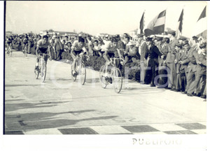 1955 ca CICLISMO GIRO D'ITALIA Arrivo squadra BIANCHI con Fausto COPPI *Foto Fotografia d'epoca con didascalia coeva al verso. CONDIZIONI: FAIR (graffi superficiali e sovraimpressione)FORMATO: 18x13 cm     originale e autentica 1