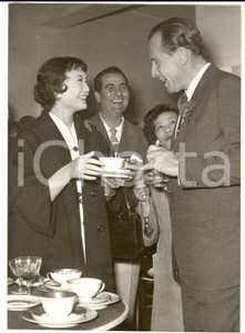 1956 ROMA Porcellane ROSENTHAL - Philip ROSENTHAL Miss Giappone Midoriko TOKURA Fotografia d'epoca con didascalia coeva, scattata in occasione dell'inaugurazione della nuova fabbrica.  CONDIZIONI: GFORMATO:  13x18 cm    originale e autentica 1