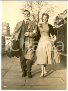 1954 LONDON George COLE Eileen MOORE walking after their wedding *Photo 15x20 Fotografia d'epoca con didascalia coeva al verso.  CONDIZIONI: FAIR (piccolo taglio al margine inferiore)FORMATO: 15x20 cm     originale e autentica 1