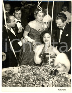 1958 SAINT-VINCENT Gala di Capodanno - Cosetta GRECO  e Marisa MERLINI *Foto Fotografia d'epoca, con didascalia coeva al verso. CONDIZIONI: FAIR (piegatura all'angolo inferiore destro; sovraimpressione marginale) FORMATO: 18x24 cm    originale e autentica 1