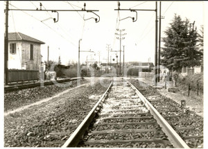 1958 Area di LEGNANO (MI) Passaggio a livello luogo di un incidente *Foto 18x13 Fotografia d'epoca con didascalia coeva.  CONDIZIONI: FAIR (lieve sovraimpressione dell'inchiostro della didascalia)FORMATO: 18x13 cm    originale e autentica 1