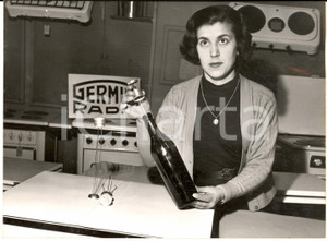 1956 ROMA Mostra degli Inventori - Apparecchio per turaccioli caduti *Foto 18x13 Fotografia d'epoca con didascalia coeva al verso.  CONDIZIONI: G (ma lievi graffi superficiali) FORMATO: 18x13 cm    originale e autentica 1