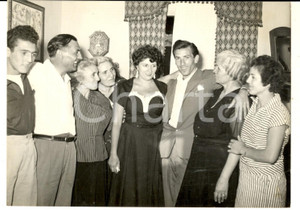 1955 ca ALCAMO (TP) Un fidanzamento in famiglia - Foto COSTUME 18x13 cm Fotografia d'epoca con didascalia coeva.  CONDIZIONI: FAIR (piegature e lieve sovraimpressione) FORMATO: 18x13 cm    originale e autentica 1