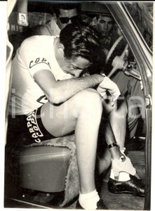1956 CICLISMO GIRO D'ITALIA Fausto COPPI dopo il ritiro - Foto 13x18 cm  Fotografia d'epoca con didascalia coeva al verso. CONDIZIONI: FAIR (lieve scoloritura, dovuta a un difetto di stampa)FORMATO: 13x18 cm      originale e autentica 1