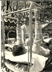 1957 NOVI LIGURE Fausto COPPI convalescente nella sua villa con Giulia Occhini