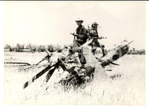 1966 GUERRA DEL VIETNAM Soldati vietcong presso elicottero USA abbattuto - Foto