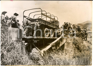 1953 GUERRA DEL VIETNAM Passaggio su ponte prima dell' Operation CAMARGUE *Foto