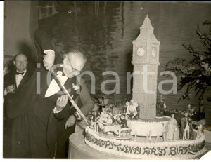 1953 LONDON Sir Alexander KORDA cuts her birthday cake with Big Ben *Photo 20x15