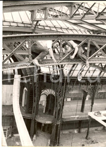 1954 PARIS Salon de l'Auto - Ouvriers à 40 m travaillent pour l'ouverture *Photo