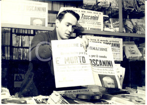 1957 ITALIA Morte di Arturo TOSCANINI - La notizia sui giornali in edicola *Foto