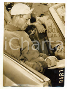 Fotografia d epoca originale 1953 GIRO D ITALIA 1° Tappa  Gino BARTALI Firma autografi al termine della gara 1