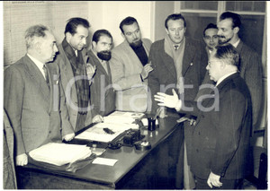 Fotografia d epoca originale 1954 ROMA Luigi LONGO presenta a Palmiro TOGLIATTI i partigiani di ODERZO Foto 1