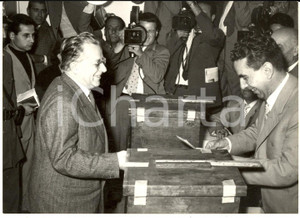 Fotografia d epoca originale 1958 ROMA Palmiro TOGLIATTI alle urne alla sezione di Viale Adriatico  Foto 1