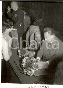 Fotografia d epoca originale 1954 MILANO Teatro Lirico  Fiori per Palmiro TOGLIATTI al Congresso PCI Foto 1