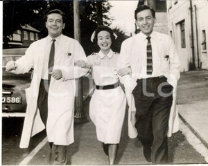 Fotografia d epoca originale 1958 WALTONONTHAMES Tv programme Emergency Ward 10 Actors smiling Photo 1