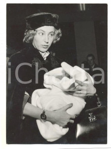 Fotografia d epoca originale 1957 MILANO Funerali Arturo TOSCANINI Arrivo di Emanuela D ACQUARONE a MALPENSA 1